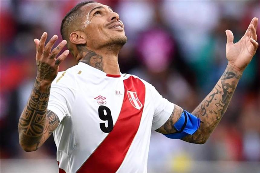 Hin und Her mit Perus Stürmer Guerrero - Farfan als Spitze Ex-Bundesligaprofi Paolo Guerrero wird Peru gegen Deutschland wieder fehlen. Foto: Marius Becker
