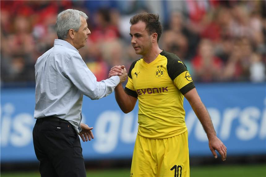 Götze mit Seitenhieb gegen Favre: Ex-BVB-Profi erhebt schwere Vorwürfe Ex-BVB-Coach Lucien Favre (l.) und Mario Götze klatschen sich ab.