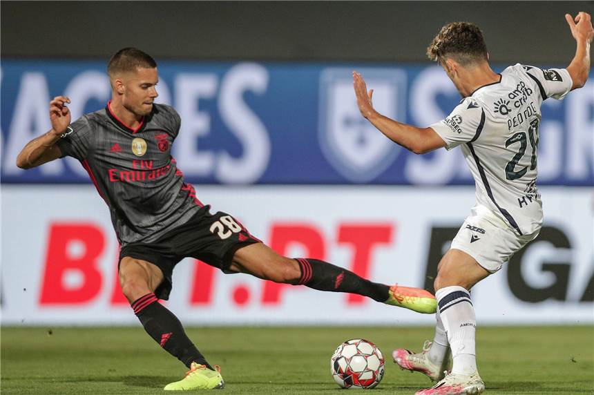 Ex-BVB-Profi Julian Weigl und Benfica patzen: Kein Titel in Portugal? Ex-BVB-Profi Julian Weigl (l.) kam mit Benfica gegen FC Famalicão nicht über ein 1:1 hinaus.
