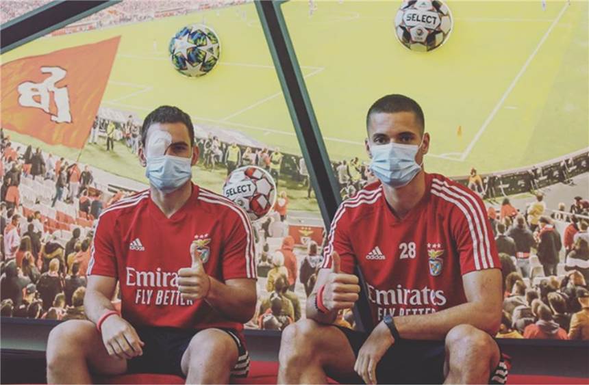 Attacke auf Benfica-Bus: Verletzter Ex-BVB-Profi Weigl gibt Entwarnung Ex-BVB-Profi Julian Weigl (r.) und sein Benfica-Teamkollege Andrija Zivkovic nach der Bus-Attacke.
