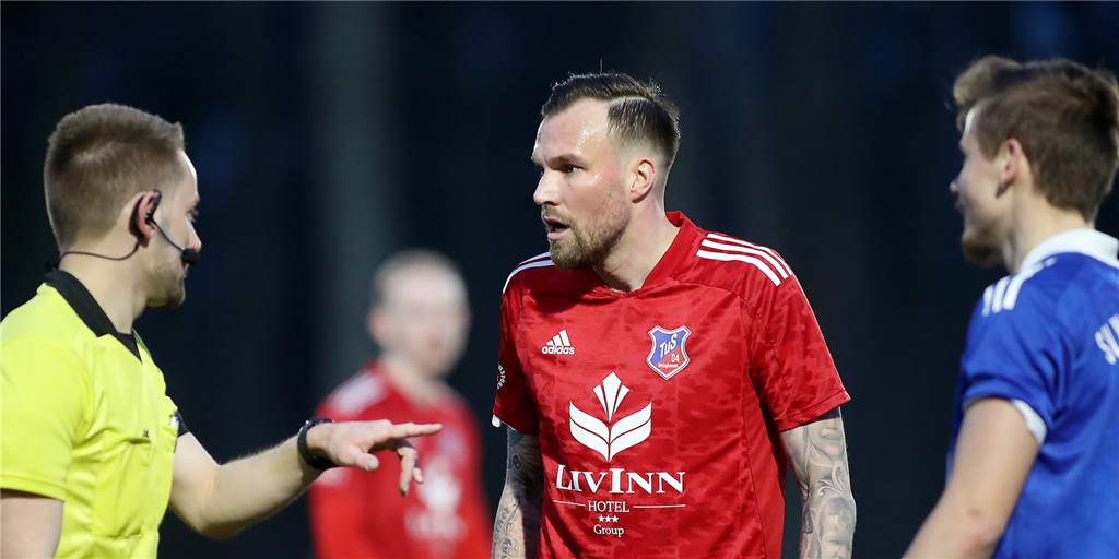 Ex-BVB-Profi Großkreutz lobt Terzic – eine Sache stört ihn noch Ex-BVB-Profi Kevin Großkreutz (l.) im Gespräch mit dem Schiedsrichter.