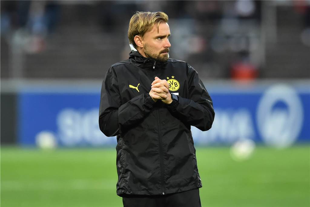 Ohne Tullberg und zwei Leistungsträger: Vorbereitung für BVB-U19 unter schwierigen Vorzeichen Marcel Schmelzer faltet die Hände.