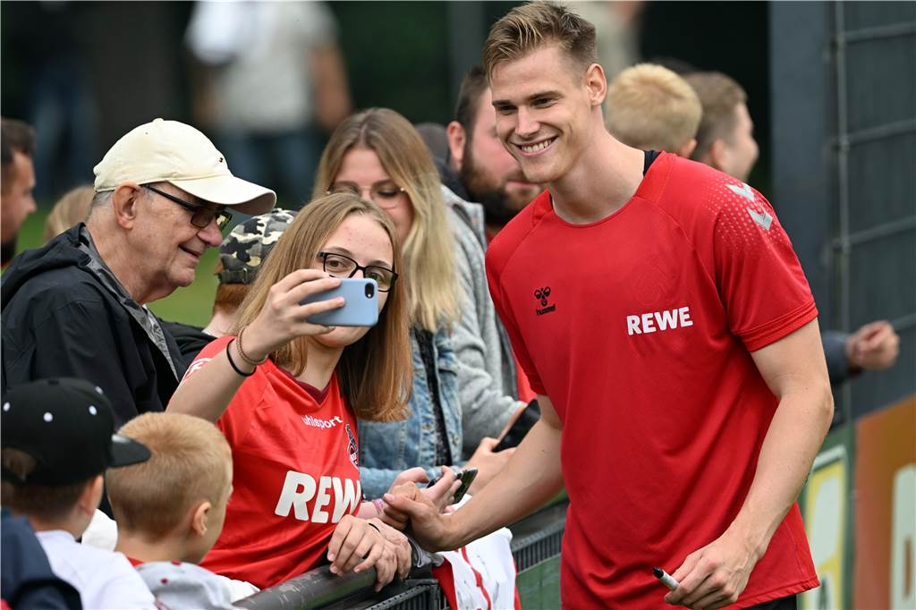 Ex-BVB-Stürmer Steffen Tigges lässt sich als Neuzugang des 1. FC Köln von einem Fan fotografieren.