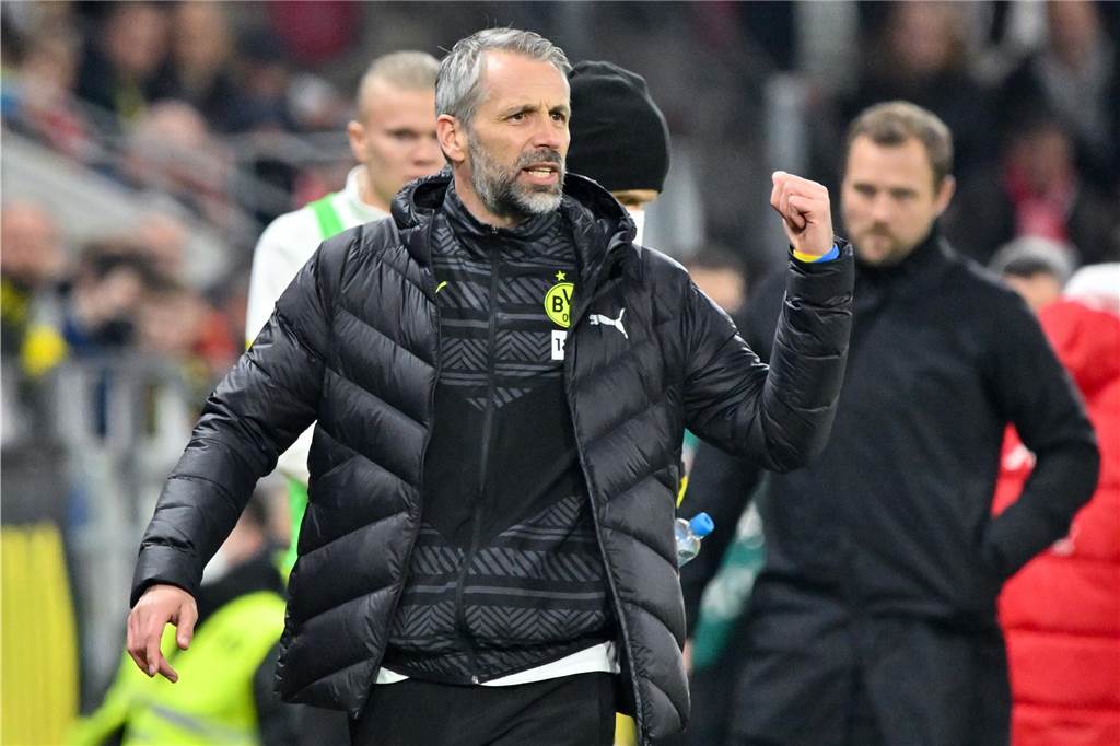 Enorme BVB-Verletzungsanfälligkeit : Ex-Physio Thomas Zetzmann hat Erklärungsansatz Marco Rose zeigt mit dem Dauen nach hinten.
