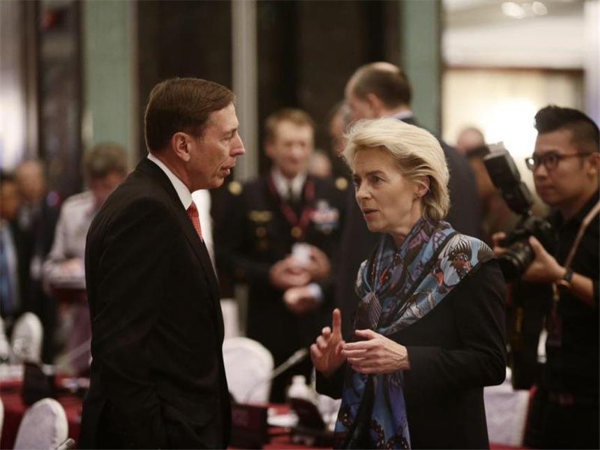 Südchinesisches Meer: USA und China auf Konfrontationskurs Ex-CIA-Chef Petraeus und Verteidigungsministerin von der Leyen unterhalten sich auf der Sicherheitskonferenz Shangri-La-Dialog in Singapur. Foto: Wallace Woon