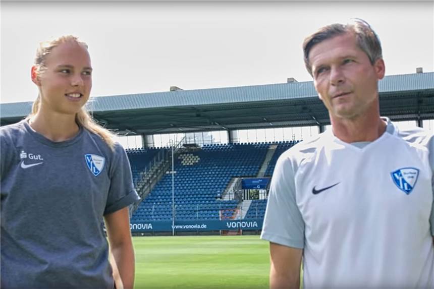 Dariusz Wosz hat das Glück, dass er Hilfe aus Castrop-Rauxel bekommt Ex-Profi Dariusz Wosz (r) bestritt am Samstag bei der Saisoneröffnung des VfL Bochum eine Challenge - mit Castrop-Rauxeler Unterstützung.