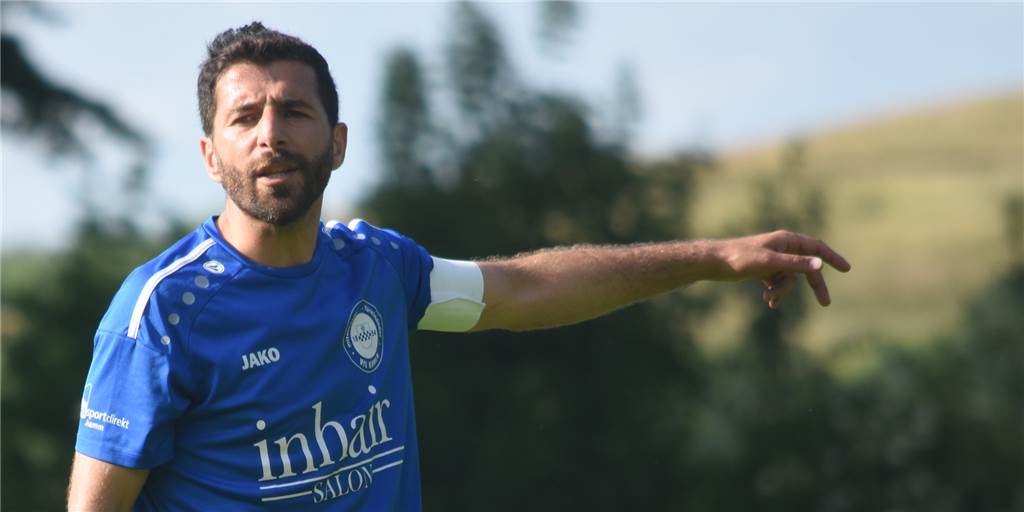 An vier Toren beteiligt: Mehmet Kara ist der Held im Aufstiegsspiel des VfL Kamen Ex-Profi Mehmet Kara war mit 38 Jahren immer noch der Lenker im Spiel des VfL Kamen.