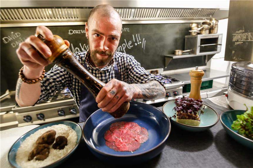 „Rossini“ bleibt lange zu - Belegschaft samt Ex-Sternekoch entlassen Ex-Sternekoch David Kikillus ist seinen neuen Job im Restaurant Rossini schon wieder los.
