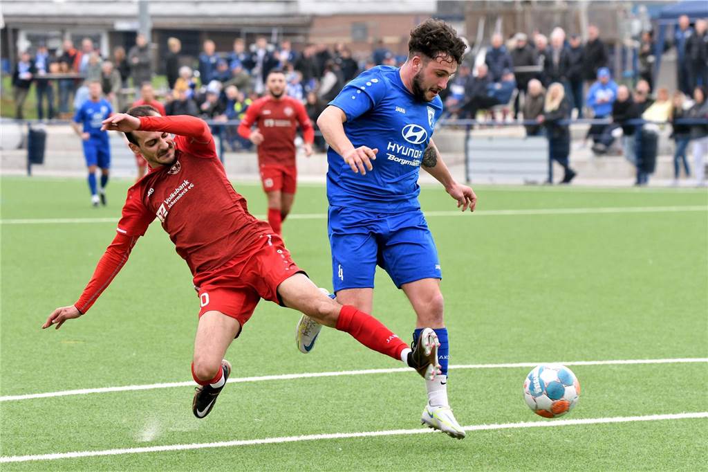 TSV Raesfeld ist praktisch durch: Jetzt sagt es auch der Trainer Samy Mertens versucht, Marvin Polczinski zu stoppen