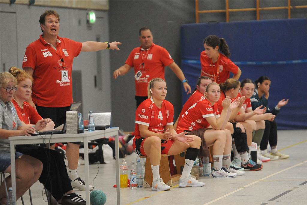 Ex-Trainer Mischa Quass (li.) kehrte zur Unterstützung des gesundheitlich angeschlagenen Henning Becker auf die HSG-Bank zurück.