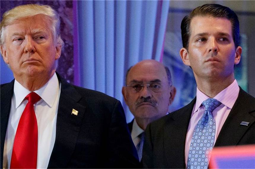 Anklage gegen Trump-Organisation wegen Steuerbetrugs Ex-US-Präsident Donald Trump (l.) muss sich Vorwürfen der Steuerhinterziehung stellen.