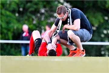 Ex-VfB-Kepper Jörg Lemke (jetzt BV Brambauer) tröstet seinen Ex-Mitspieler Tim Gehrmann.