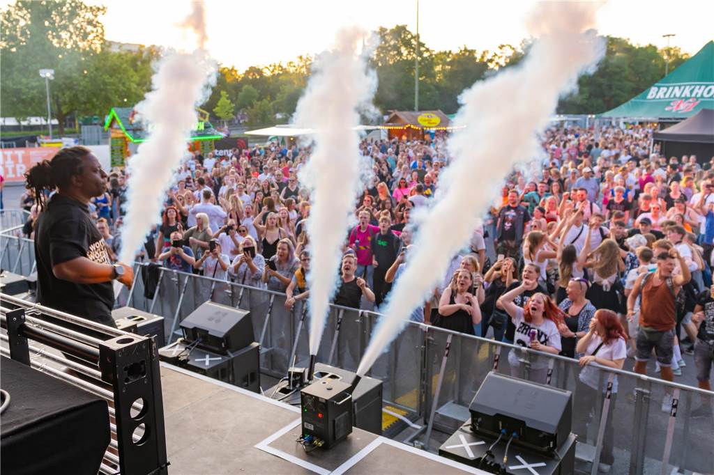 Besucherrekord beim diesjährigen Brunnenfestival in Lünen Ex-Viva-Moderator Mola Adebisi heizte dem Publikum ordentlich ein.