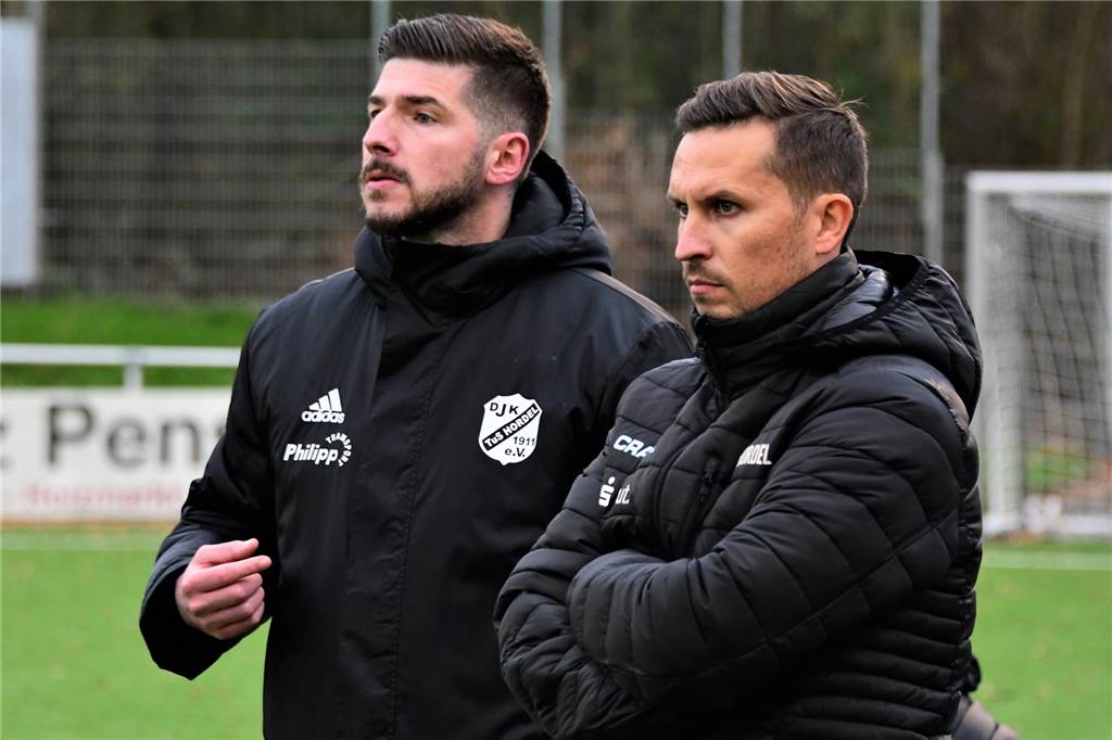 Beim TuS Hordel : Wacker Obercastrop bringt keine Geschenke für Ex-Coach Uzunoglu mit Ex-Wacker-Trainer Aytac Uzunoglu (l) betreut jetzt mit Mirko Talaga (r) den TuS Hordel.