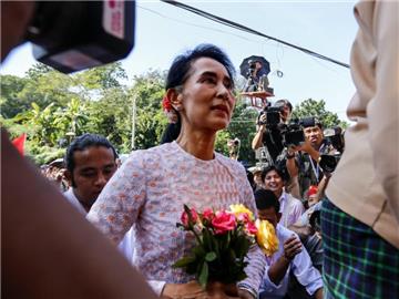Exakt fünf Jahre nach ihrer Freilassung aus dem Hausarrest der Militärjunta, hat die Friedensnobelpreisträgerin Aung San Suu Kyi mit ihrer Nationalliga für Demokratie (NLD) die absolute Mehrheit im Parlament von Myanmar gewonnen. Foto: Lynn Bo Bo