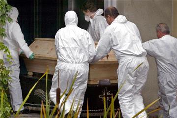 Exhumierung: 2004 gestand der „Todespfleger von Sonthofen“ zahlreiche Morde an Patienten. Foto: Karl-Josef Hildenbrand