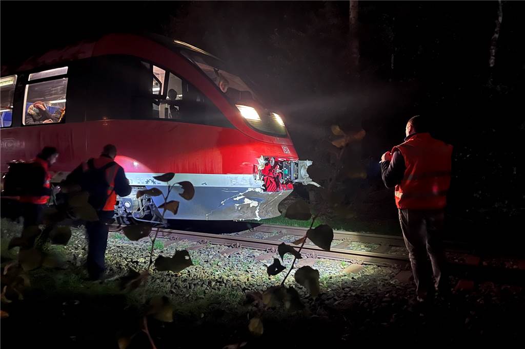 Schwerer Unfall: Pkw von Zug in Alstedde erfasst Experten der Bahn untersuchten den Zug auf Schäden.
