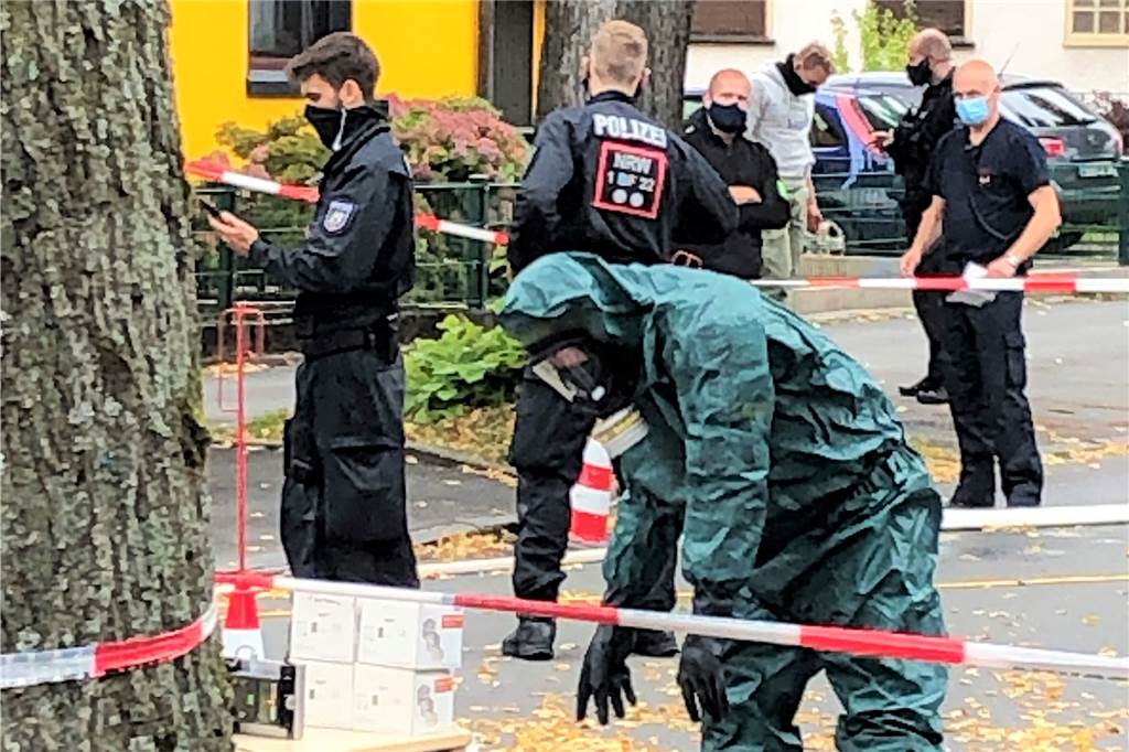 Waffenhaus in Lütgendortmund: Staatsanwalt erklärt die aktuelle Lage Experten der Feuerwehr analysierten in speziellen Schutzanzügen die verdächtigen Substanzen, die die Polizei in der Wohnung des 68-jährigen Dortmunders sichergestellt hatten.