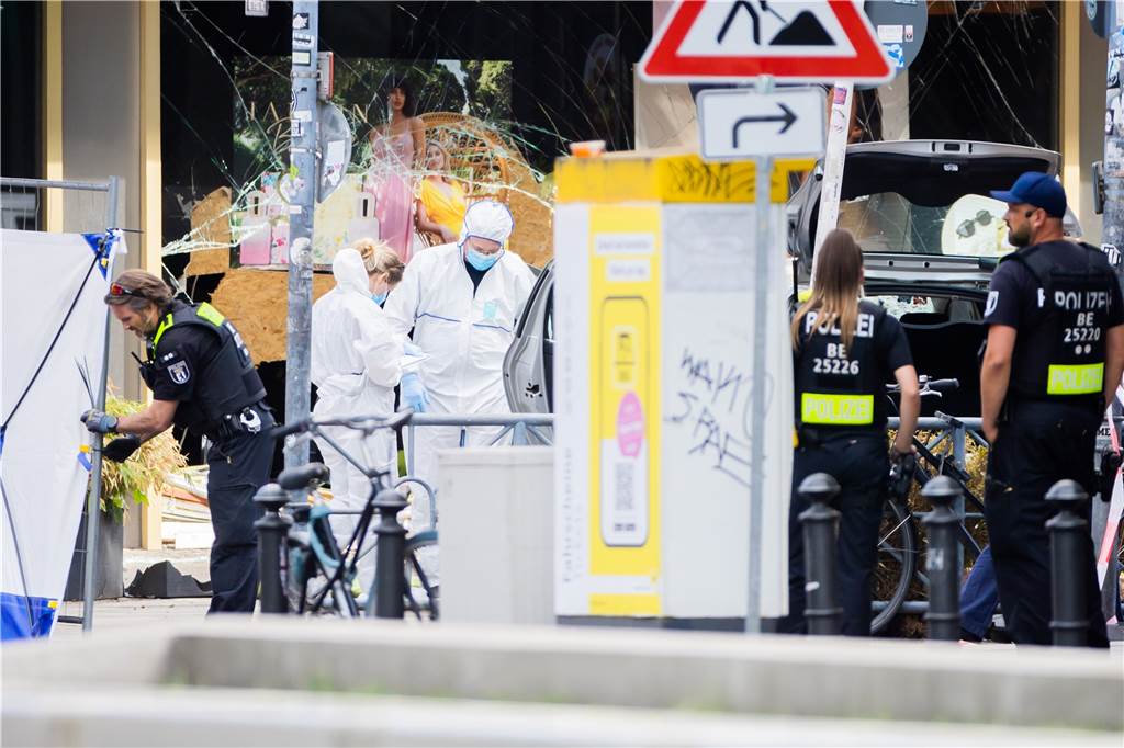 Ku’damm-Todesfahrt: Scholz und Giffey sprechen von „Amoktat“ in Berlin Experten der Polizei sichern, nach einem tödlichen Zwischenfall in Berlin, Spuren an und neben einem Fahrzeug.