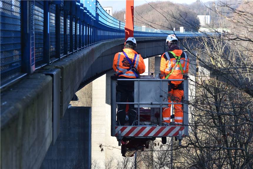 A45-Sperrung verhilft altem Schlager zu neuen Ehren Experten prüfen die gesperrte A45-Brücke bei Lüdenscheid.