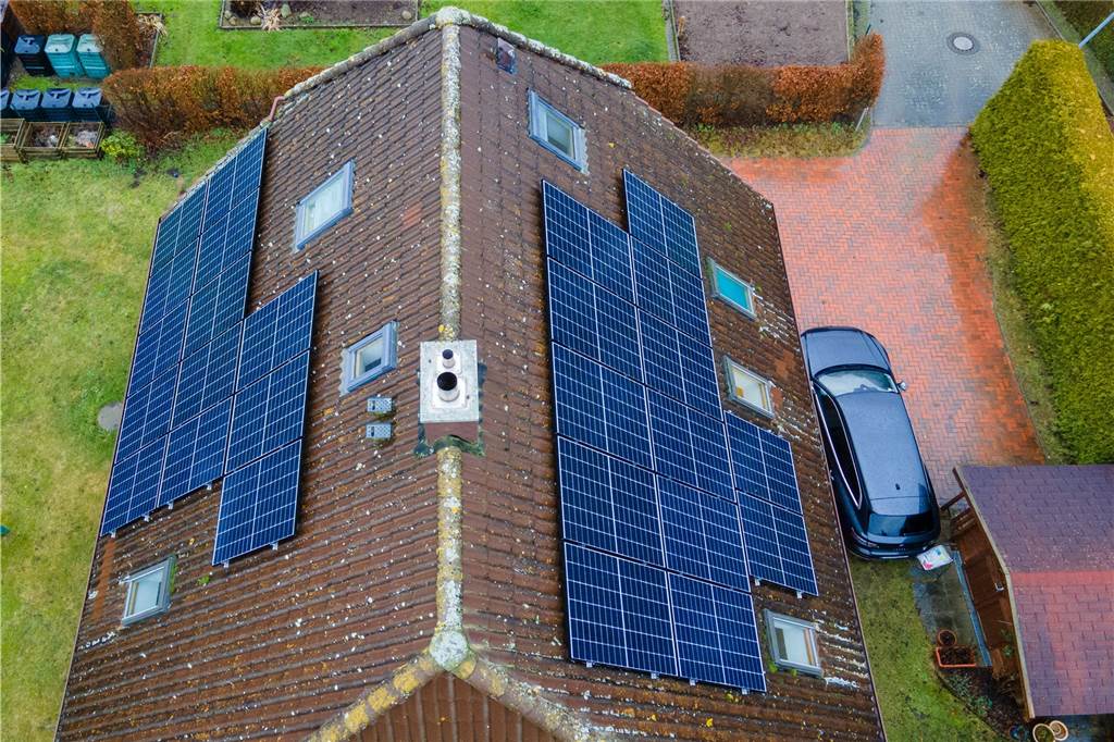 Solar-Städteranking 2022: Mehr PV-Anlagen auf den heimischen Dächern Ein Haus mit Solarpanelen auf dem Dach.