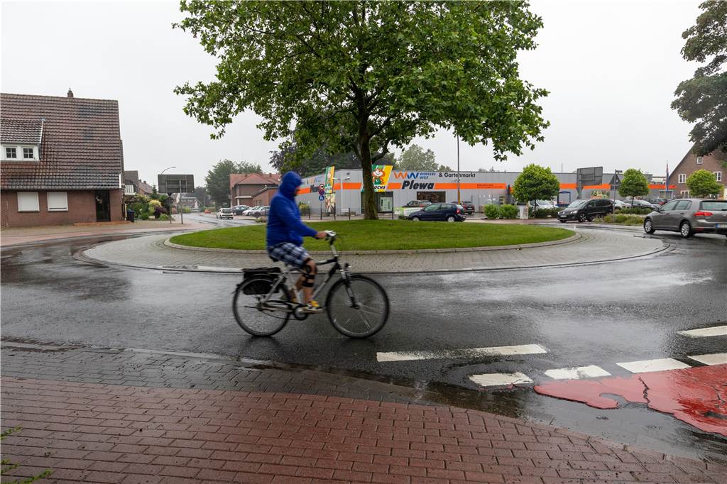 Umbau von drei Kreisverkehren: Radfahrer sollen auf der Straße fahren Experten sind sich einig, dass Radfahrer auf der Fahrbahn im Kreisverkehr sicherer sind.