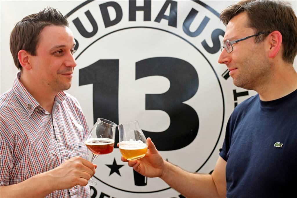 Dortmunder Bier-Experten geben Tipps: Finger weg von grünem Flaschenbier! Experten unter sich: Markus Maurer (links) und Ferdinand Laudage schätzen nicht nur beruflich, sondern auch privat ein gutes Bier.