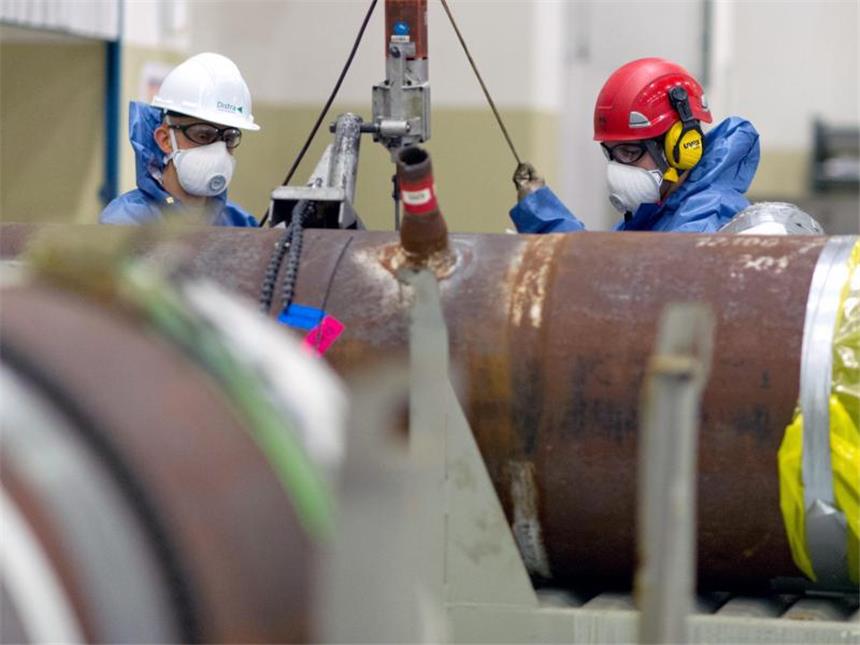 Kosten des Atomausstiegs kommen auf den Prüfstand Experten zerlegen im stillgelegten Kernkraftwerk Obrigheim Rohre. Foto: Uwe Anspach/Archiv