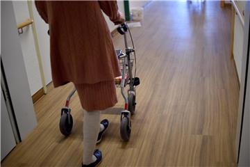 Externe Stellen prüfen Pflegeheime nach unterschiedlichen Kriterien und Verfahren. Daher unterscheiden sich viele Qualiätssiegel. Foto: Britta Pedersen