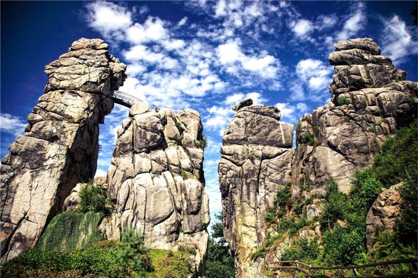 Ostwestfalen-Lippe: 11 Ausflugsziele für sonnige Tage Externsteine im Teutoburger Wald