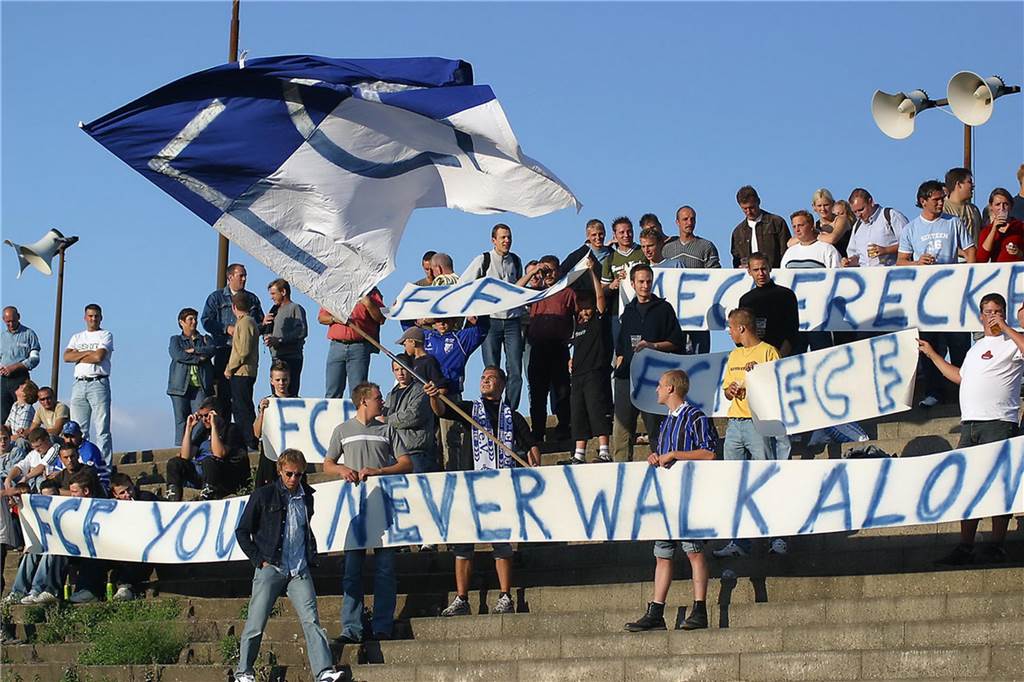 Extra für das Spiel gegen den Zweitligisten MSV Duisburg fertigten die Frohlinder Fans Spruchbänder an und orientierten sich dabei am Motto des englischen Topklubs FC Liverpool.