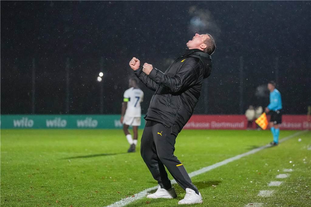 Mike Tullberg schreit seine Freude heraus und ballt die Fäuste.