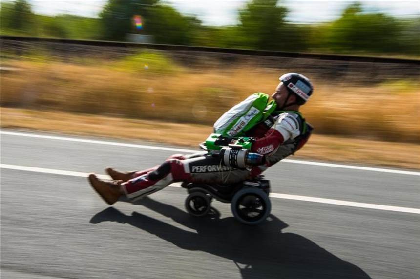 Rekord auf Bobby-Car - Extremsportler schafft 119 km/h Extrem schnell auf vier Rädern unterwegs: Dirk Auer, Kunststofftechnik-Ingenieur aus Groß-Gerau. Foto: Andreas Arnold