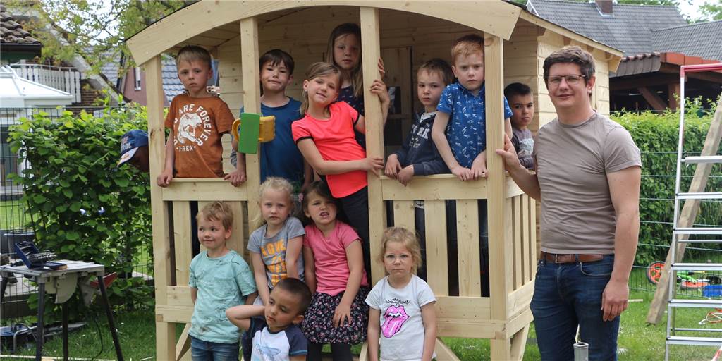 Wichtelwerkstatt-Kinder erobern Zirkuswagen und treten kräftig in die Pedale Extrem spannend finden die Kinder des Kindergartens St. Vitus die neuen Möglichkeiten durch den Zirkuswagen. Vom starken Zuspruch weiß Einrichtungsleiter Simon Heimann (r.) zu berichten.