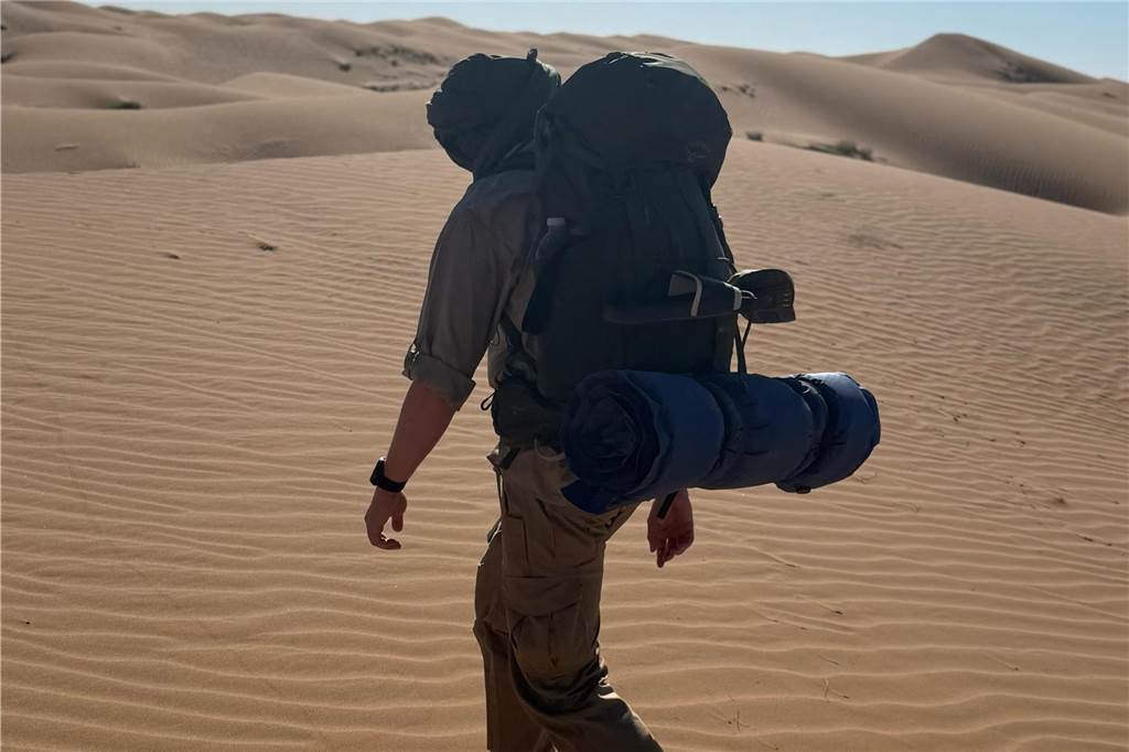 Dortmunder Extremsportler Tim Jambor erlebt unglaubliche Survival-Tour Tim Jambor läuft durch die Wüste.