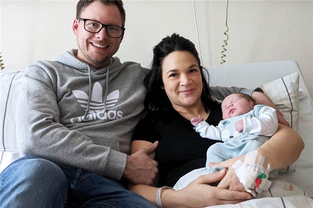 Lünen im Zweier-Fieber - zwölf Hochzeiten und ein Schnapszahl-Baby Eyleen und und Philip Sandbring freuen sich über die Geburt ihres zweiten Sohnes: Paco kam am 22.02.2022 um 10.22 Uhr im Marien-Hospital in Lünen zur Welt.