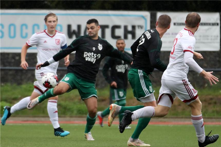 Mit vielen Bildern: Das 2:1 gegen Wiemelhausen hat Schüren einem Spieler zu verdanken Eyüp Cosgun (2.v.l.) und Kamil Bednarski (2.v.r.) bildeten das Schürener Sturmduo.