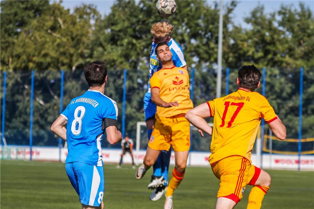 Gekommen als Backup - Jetzt ist der alte Mann beim TuS Bövinghausen die große Hoffnung Eyüp Cosgun (im Kopfballduell vorne) erzielte zwei Treffer für den TuS Bövinghausen.