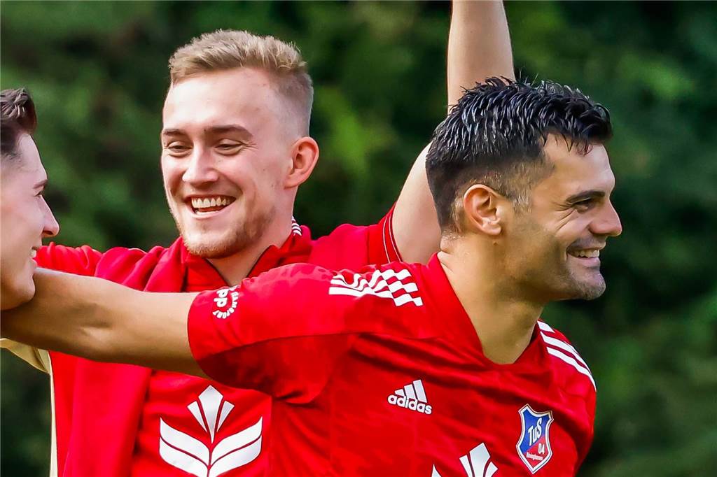 Türkspor: Das Warten auf die Knipser: Ex-Top-Stürmer will im Derby anderen den Vortritt lassen Eyüp Cosgun (r.) ist mittlerweile für Türkspor Dortmund aktiv.