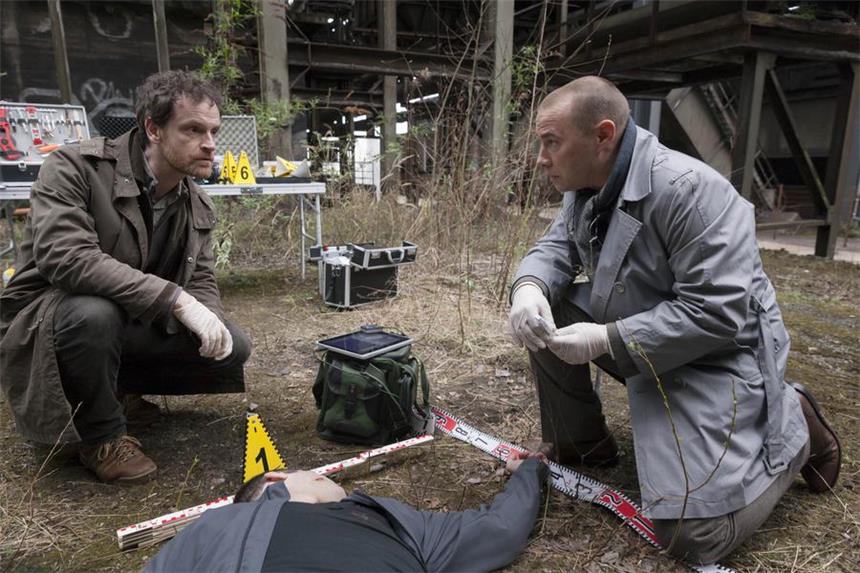 Faber (Jörg Hartmann) spricht mit Zander (Thomas Arnold) über die Leiche des Neonazis Fischer im Tatort "Hydra". Der neue Tatort wird am 15. November um 19 Uhr auf dem Lüner Kinofest zu sehen sein.