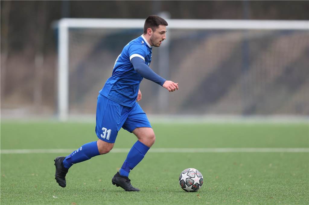 Baake will den Aufstieg Fabian Baake vom SV Südkirchen schießt den Ball.