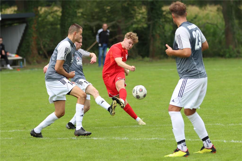 Herzschlag-Finale! SV Afferde stellt RW Unna vor Probleme Fabian Collin Jagoda (M.) zieht ab - und erzielt sein vermeintlich erstes Seniorentor.