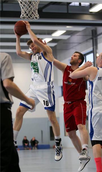 Fabian Freimuth (l.) sichert sich hier den Rebound vor dem Baroper, doch der TVE hatte am Ende die Nase vorn. 