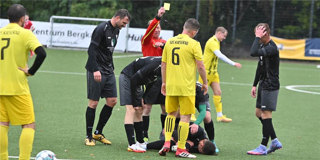 SuS Kaiserau II beißt sich am Borker Kinderriegel die Zähne aus Fabian Gollan vom SuS Kaiserau sieht im Match gegen den PSV Bork die Gelbe Karte nach einem Foul.