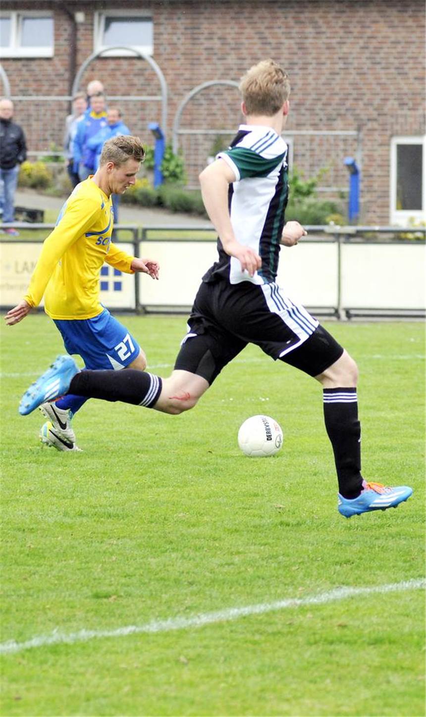 Schallmauer durchbrochen Fabian Herbers (l.) und die SpVgg Vreden hielten den Absteiger TuS Dornberg mit 4:2 in Schach.