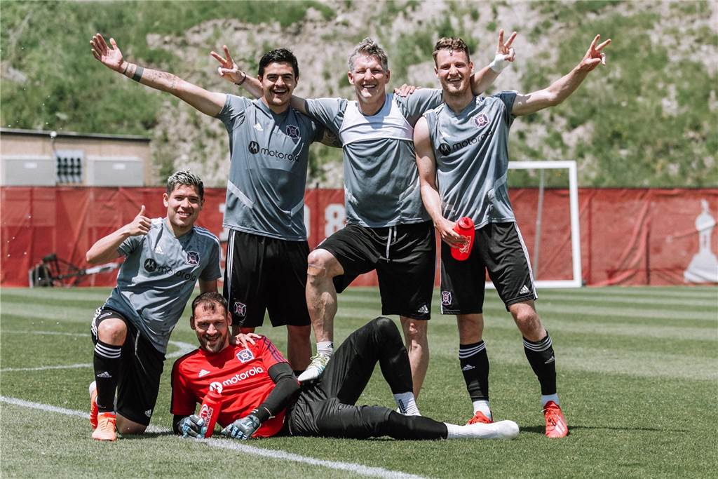 Fabian Herbers spricht über Chicago, Schweinsteiger und sein Leben in den USA Fabian Herbers (r.) am Rande des Trainings mit Chicago Fire. Mit dabei seine deutschen Mitspieler Bastian Schweinsteiger (2.v.r.) und Torwart Kenneth Kronholm (2.v.l.)