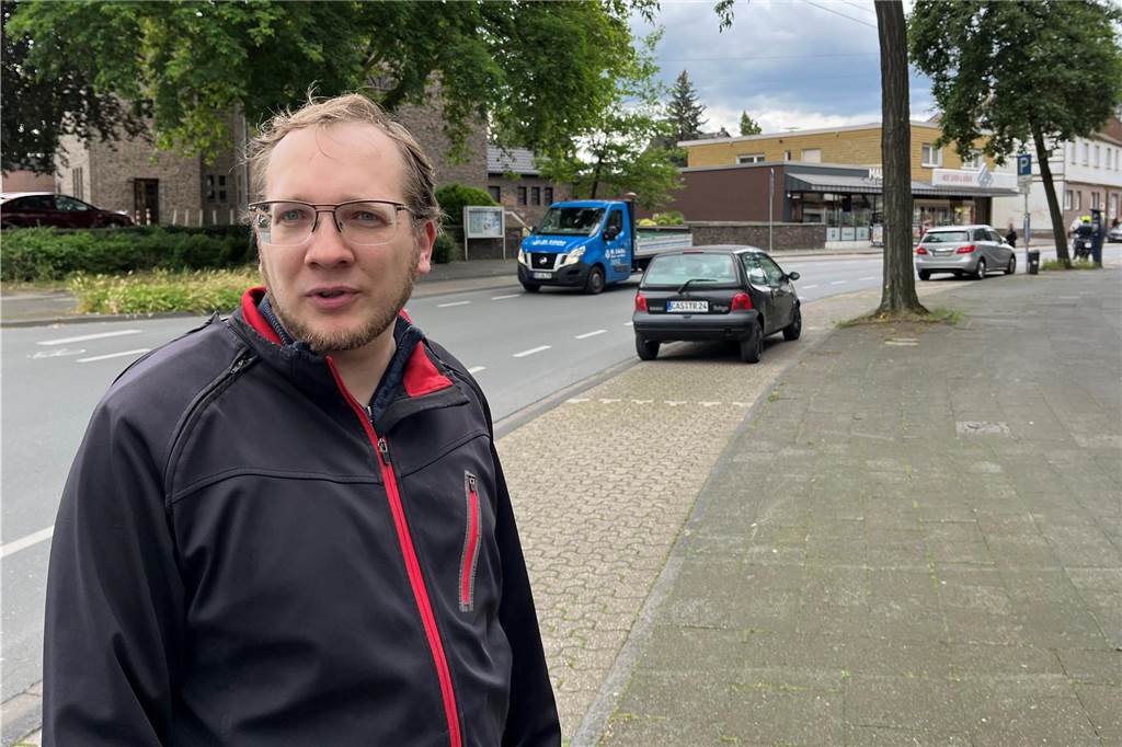 SPD und CDU einig über Verkehrsprobleme auf der Ickerner Straße Fabian Kaese steht an der Ickerner Straße.