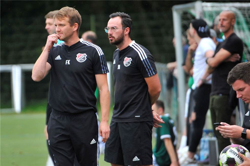 Der Top-Torjäger und ein Kilometerfresser bleiben an Bord - aber nicht nur das Fabian Kampmann (li.) und sein Co-Trainer Janis Nicolaßen haben verlängert.