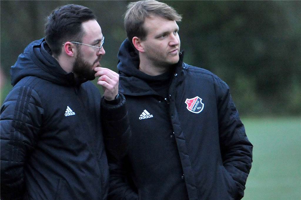 Nächste Spielabsage: Trainer ist nicht begeistert – frühe Verletzung beim SC Hennen Fabian Kampmanns (r.) Vorfreude über die Spielabsage hielt sich in Grenzen.