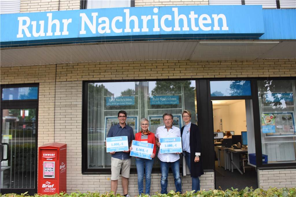Ehrenamt: Lensing Media Hilfswerk unterstützt auch die AG der Wolfhelm-Gesamtschule Fabian Knoke (vl) von der Kita Waldwichtel, Margot Berten vom Förderverein der Musikschule Selm und Peter Klam von der Wolfhelmschule in Olfen erhielten ihren Scheck von Jeannine Kampmann vom Lensing Media Hilfswerk im vergangenen Jahr.